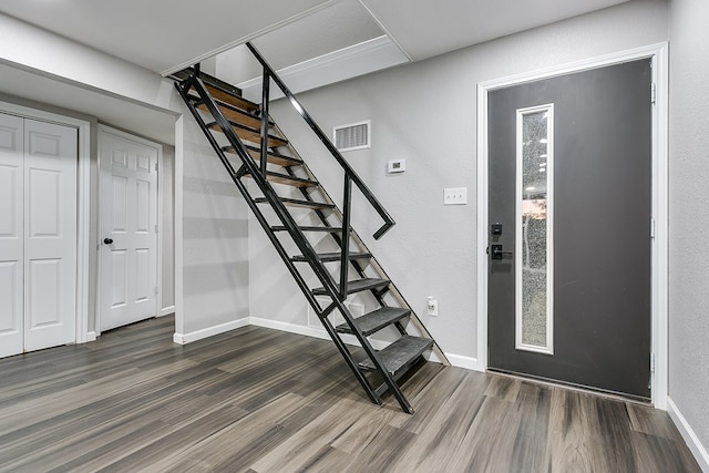 6622 Knickerbocker Rd, San Angelo, TX 76904 - staircase featuring wood finished floors and a textured wall