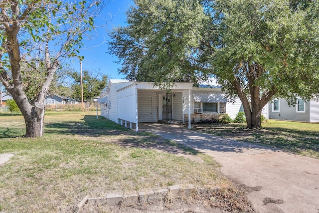 view of front of property with a carport and a front yard