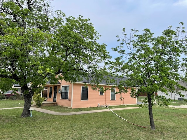view of front of house featuring a front lawn