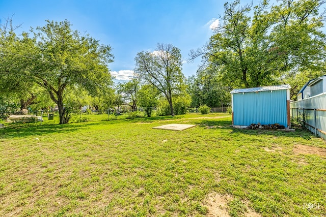 view of yard with a storage shed