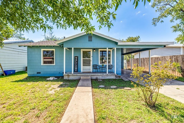 view of front of property featuring a carport, covered porch, and a front lawn