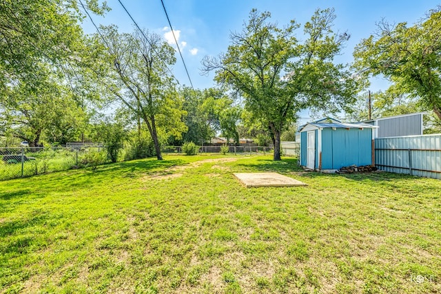 view of yard featuring a shed