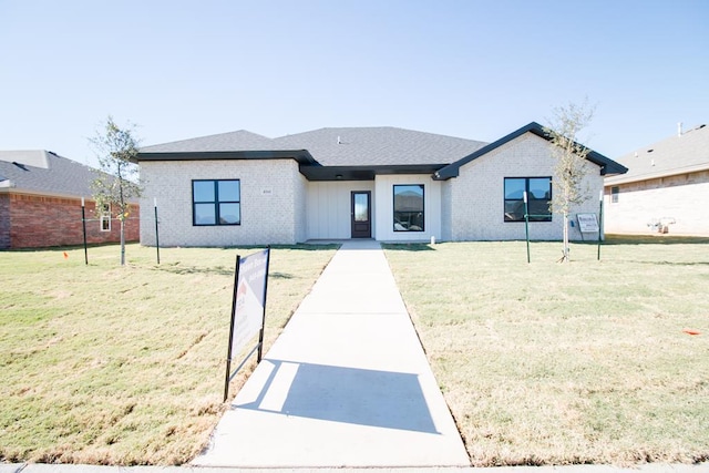 view of front facade with a front lawn