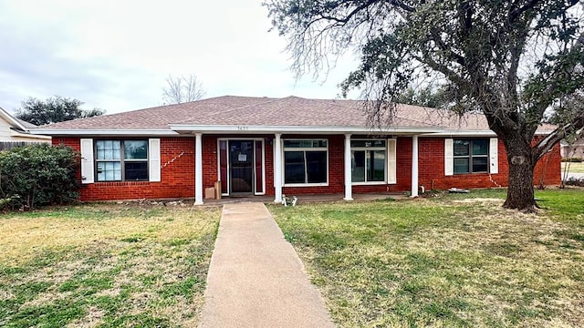 ranch-style house featuring a front lawn