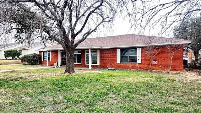 ranch-style home featuring a front lawn