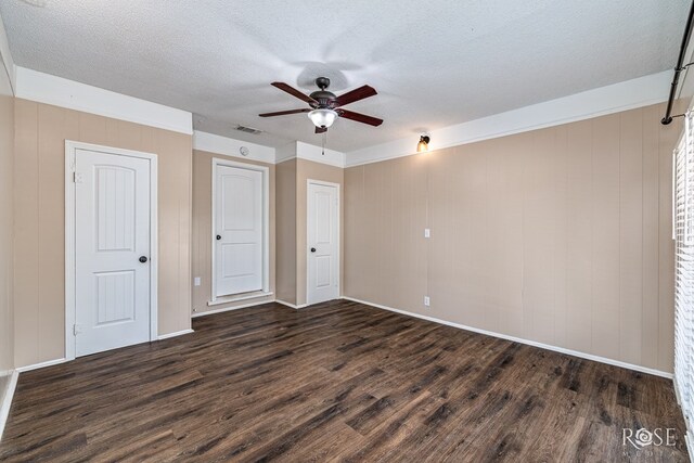 2105 Coleman St, San Angelo, TX 76901 - unfurnished bedroom featuring dark wood-style floors, a textured ceiling, and a ceiling fan