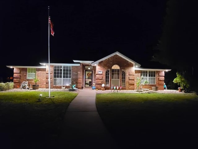 single story home with a lawn