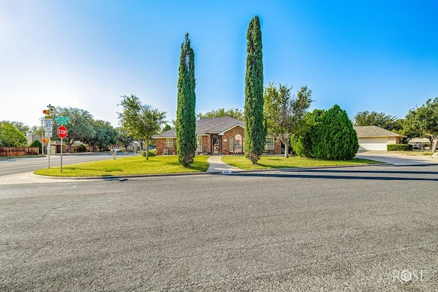 view of front of home featuring a front yard