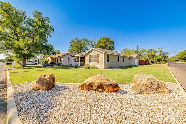 1601 S Jackson St, San Angelo, TX 76903 - ranch-style home with a front yard