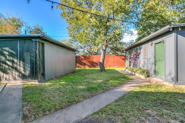 view of yard with an outbuilding