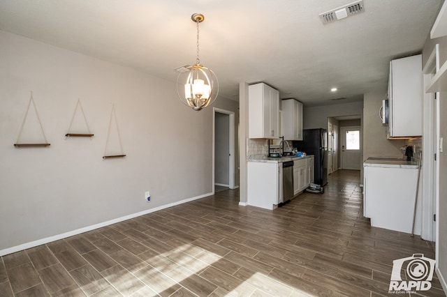 kitchen with visible vents, dark wood-type flooring, appliances with stainless steel finishes, an inviting chandelier, and light countertops