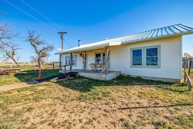 view of front of property featuring a front lawn and covered porch