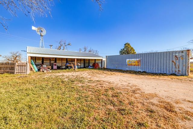 view of yard featuring an outdoor structure