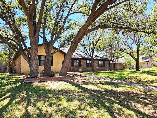 view of front of property featuring a front lawn