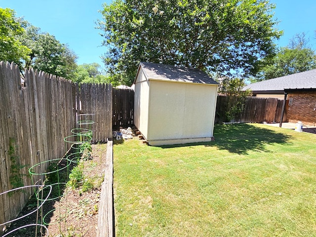 view of yard featuring a storage unit