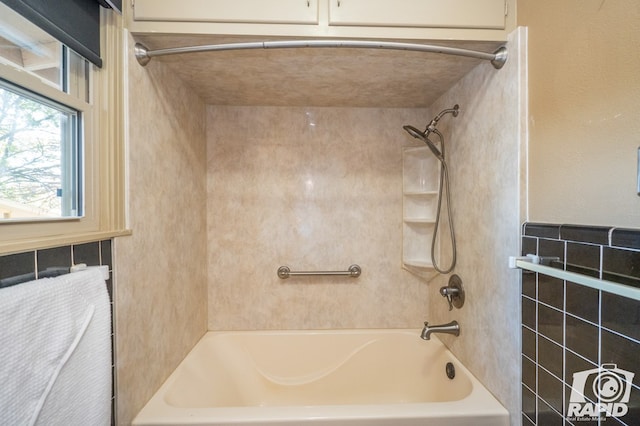 bathroom with tiled shower / bath combo