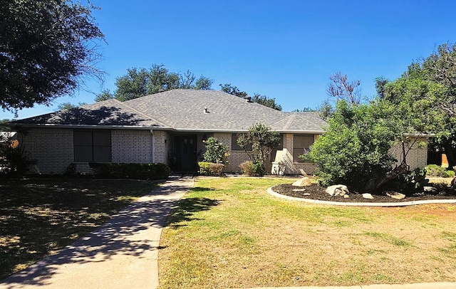 ranch-style home featuring a front lawn