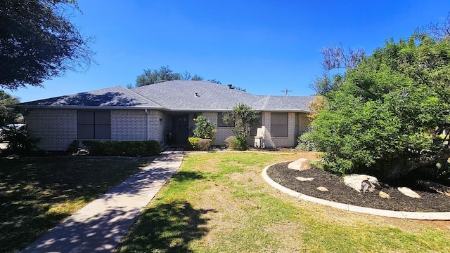 single story home featuring a front lawn