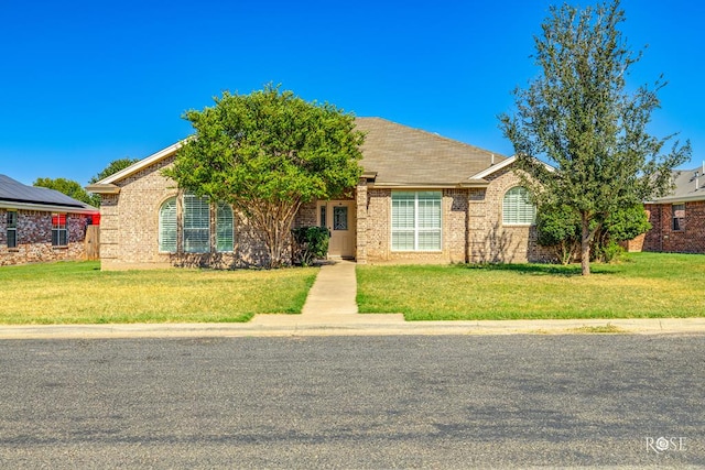 view of front of property featuring a front lawn