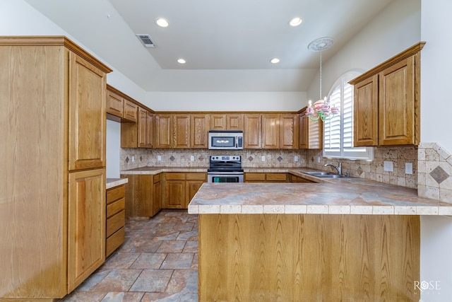 kitchen with sink, backsplash, stainless steel appliances, and kitchen peninsula