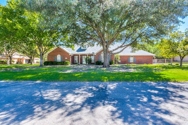 ranch-style house featuring a front yard