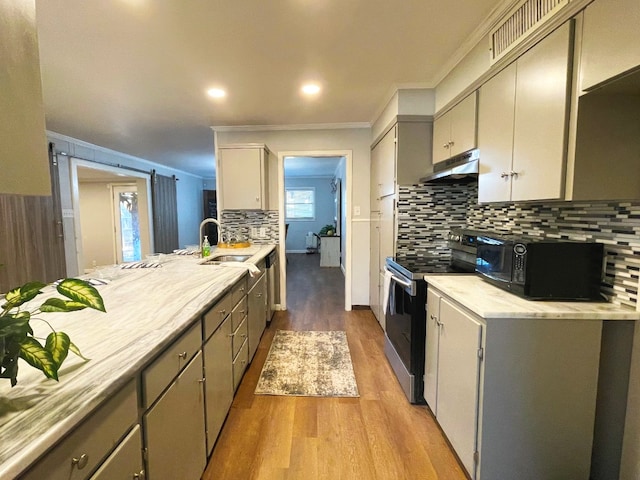 kitchen featuring electric stove, sink, crown molding, gray cabinets, and light hardwood / wood-style flooring