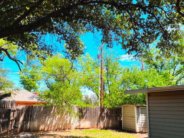 view of yard featuring a storage shed