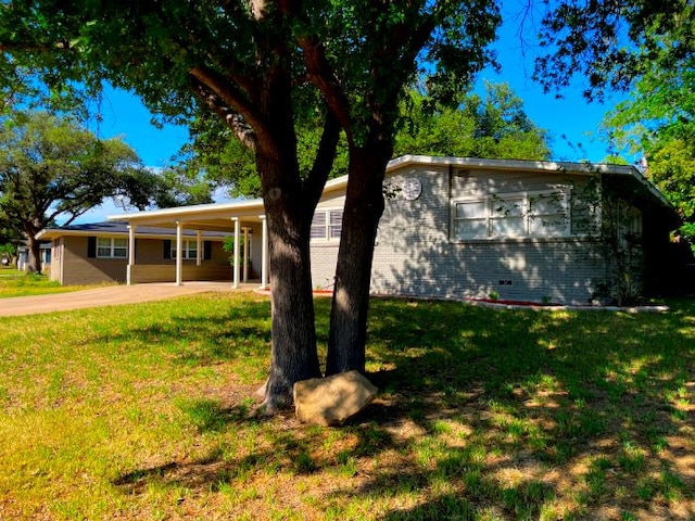 view of front of property featuring a front lawn and a carport