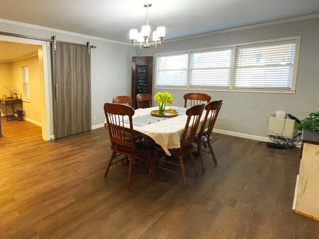 dining room with dark hardwood / wood-style floors, a notable chandelier, a barn door, and crown molding