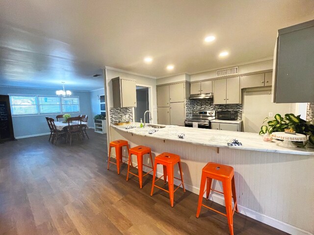 kitchen featuring stainless steel range with electric stovetop, gray cabinets, ornamental molding, and kitchen peninsula