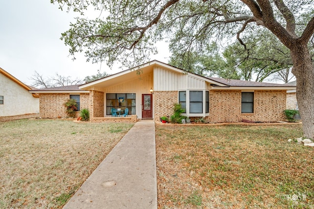 single story home featuring a front yard