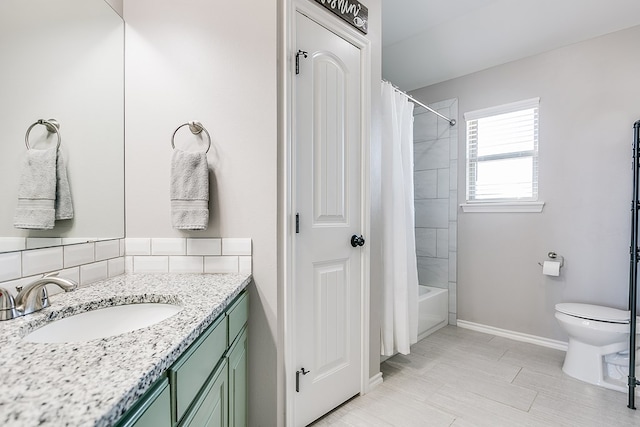 full bath with shower / bath combo with shower curtain, baseboards, toilet, and vanity