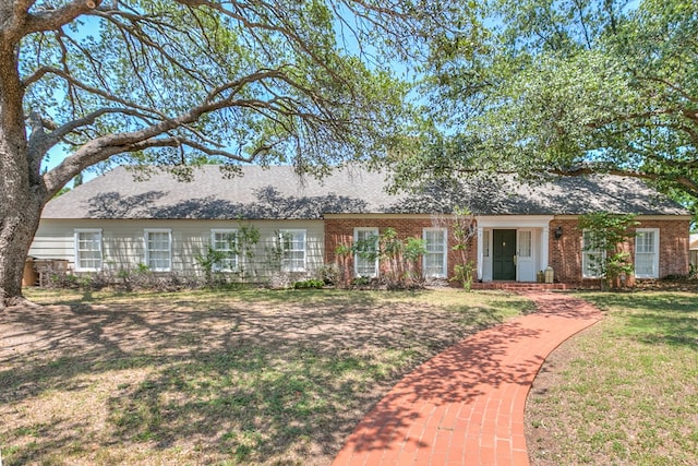 2622 Oxford Ave, San Angelo, TX 76904 - view of front facade with a front yard and brick siding