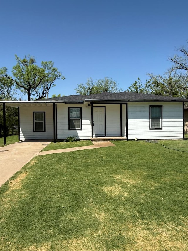 1122 E 20th St, San Angelo, TX 76903 - view of front facade with a front yard