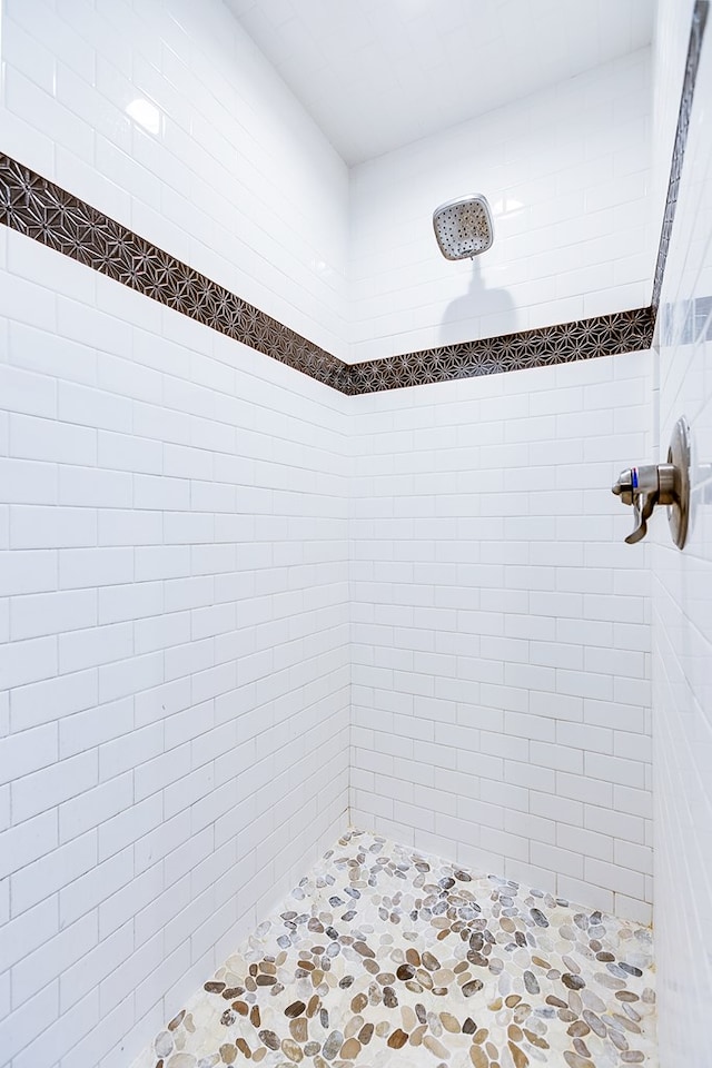 bathroom featuring a tile shower