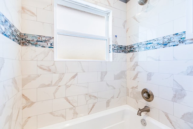 bathroom featuring tiled shower / bath combo