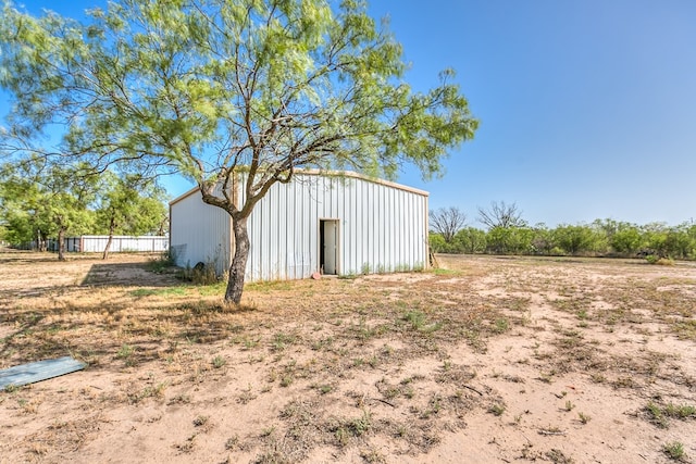 view of yard featuring an outbuilding