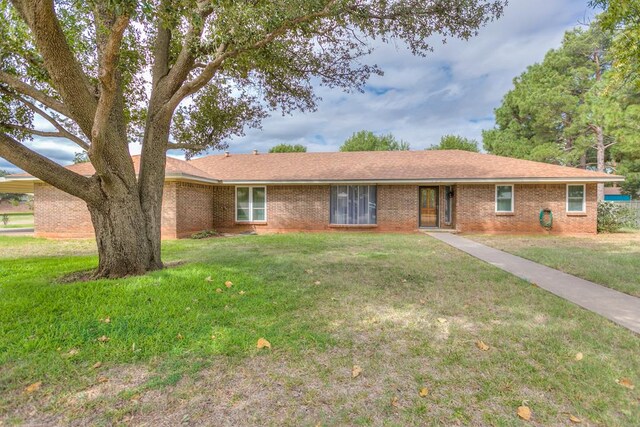 single story home featuring a front lawn