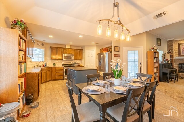 dining area with visible vents, recessed lighting, light wood-style floors, and ornamental molding