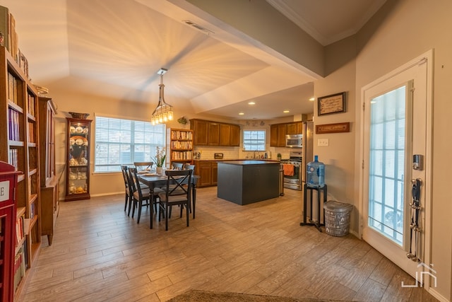 dining room with visible vents, light wood finished floors, baseboards, ornamental molding, and recessed lighting