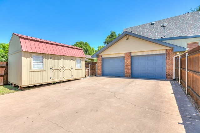 4929 Bermuda Dr, San Angelo, TX 76904 - garage with fence