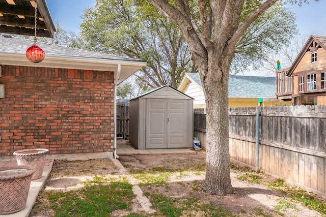 view of yard featuring an outdoor structure, a storage shed, and fence