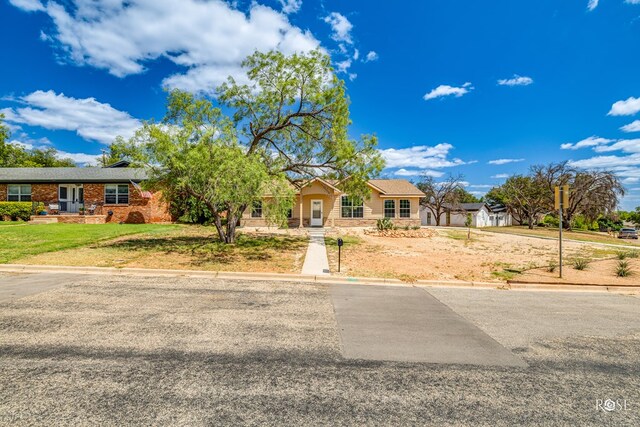 single story home featuring a front yard