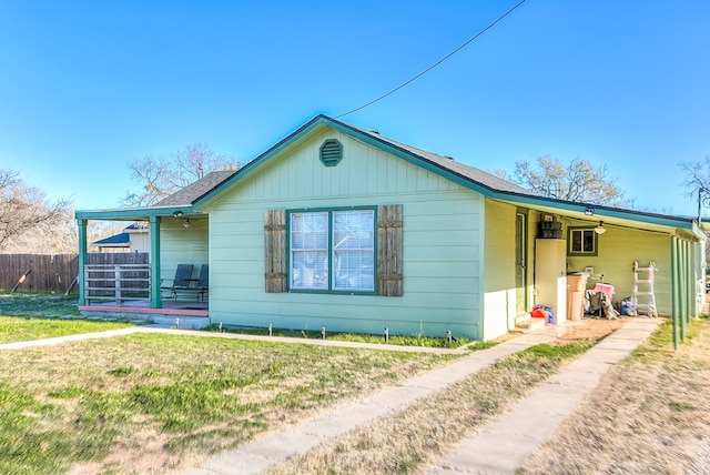 single story home featuring a front yard