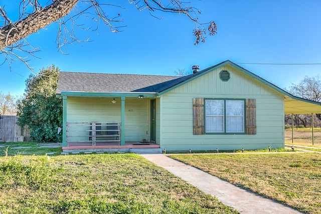 ranch-style house featuring a front yard