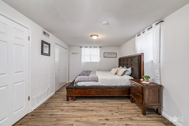 2113 Sul Ross St, San Angelo, TX 76904 - bedroom featuring light wood-style flooring and a textured ceiling