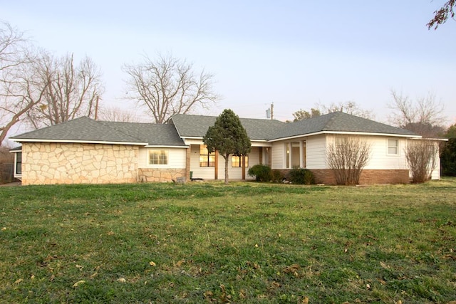 ranch-style house featuring a front yard