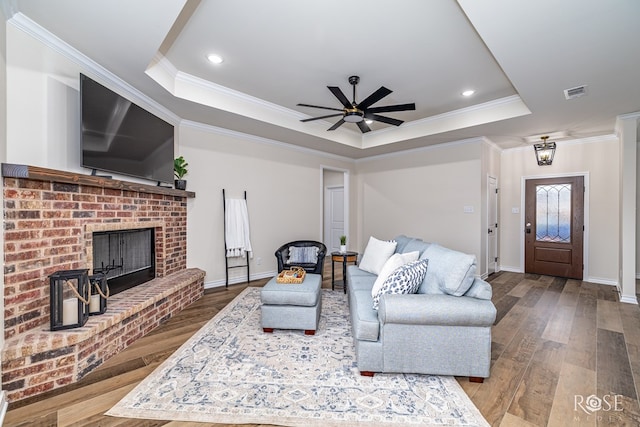 5034 Scarlet Oak Ln, San Angelo, TX 76904 - living area featuring a tray ceiling, ornamental molding, wood finished floors, ceiling fan, and baseboards