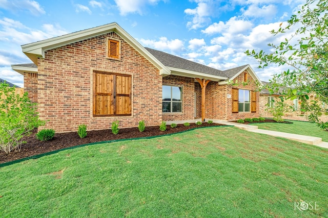 5034 Scarlet Oak Ln, San Angelo, TX 76904 - view of front of house featuring brick siding, a front lawn, and roof with shingles