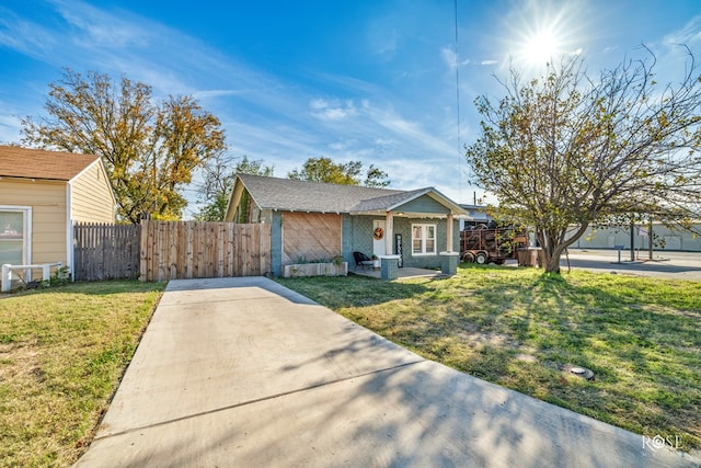 ranch-style house featuring a front lawn